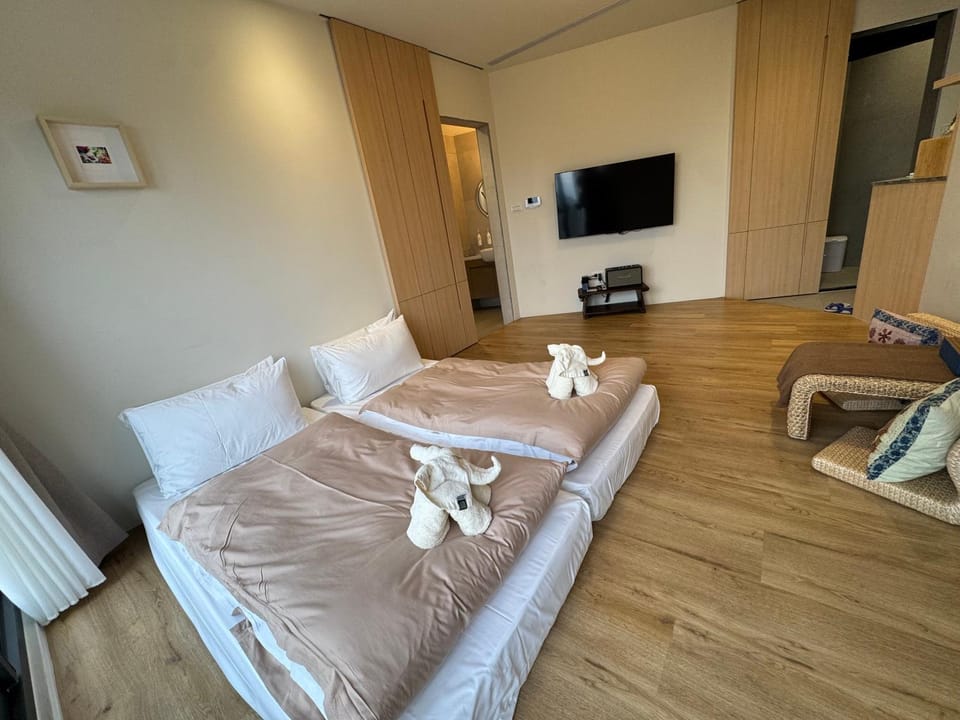 Bed, TV and multimedia, Photo of the whole room, Bedroom, towels
