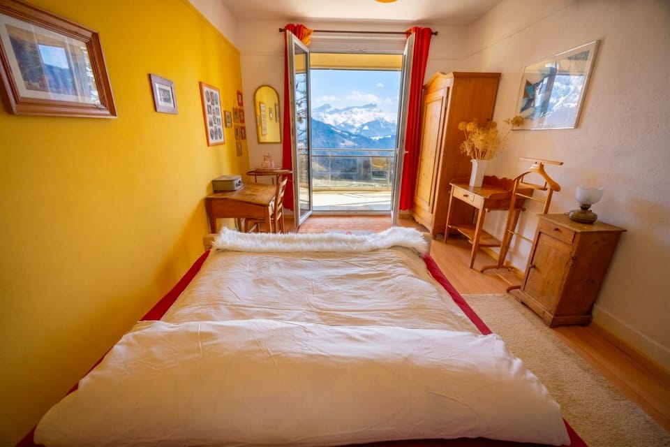 Bed, Natural landscape, Photo of the whole room, Bedroom, Mountain view