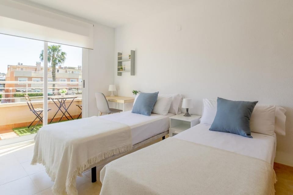 Themed Pool Bungalow & Jacuzzi I BBQ | Parking House in Alacantí
