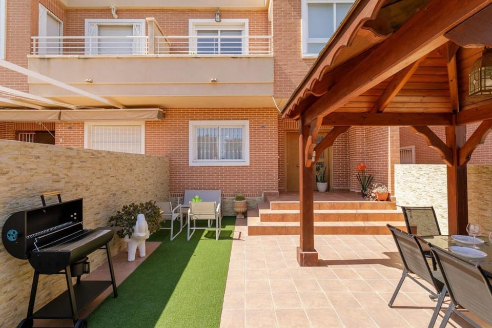 Themed Pool Bungalow & Jacuzzi I BBQ | Parking House in Alacantí