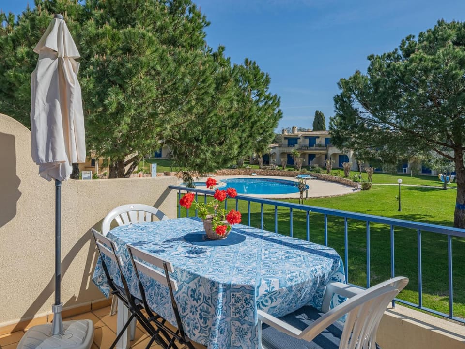 Balcony/Terrace, Dining area, Swimming pool