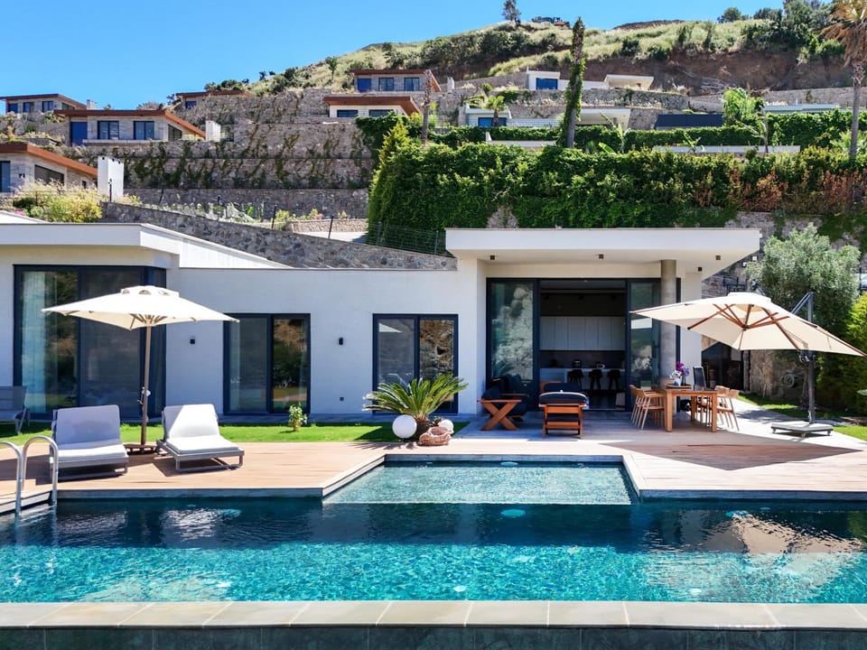Property building, Patio, Day, Natural landscape, Pool view, Swimming pool, Swimming pool, sunbed