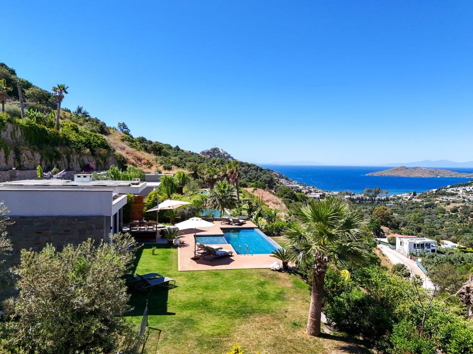 Property building, Day, Natural landscape, Garden, Mountain view, Pool view, Sea view, Swimming pool, sunbed