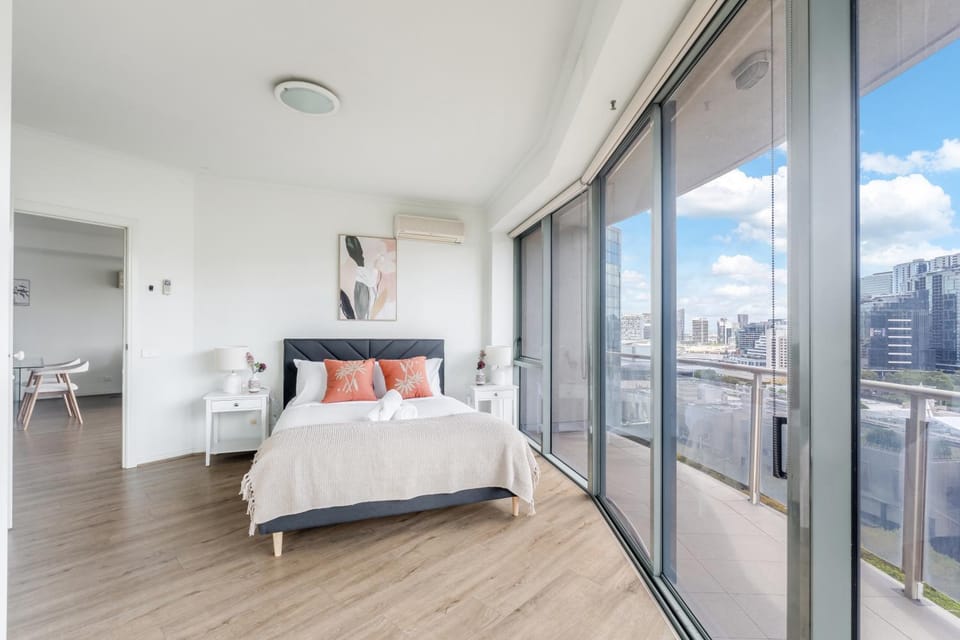 Bed, View (from property/room), Bedroom, City view
