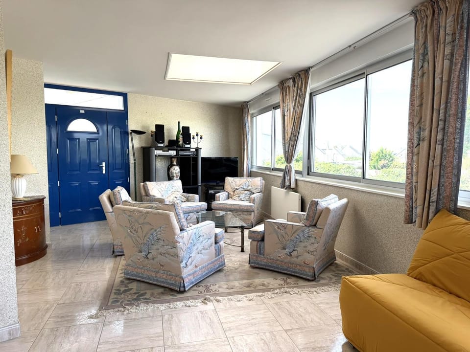 Appartement 6 personnes à 50 m du sentier côtier et 500 m de la plage SINAAD Apartment in Ploemeur