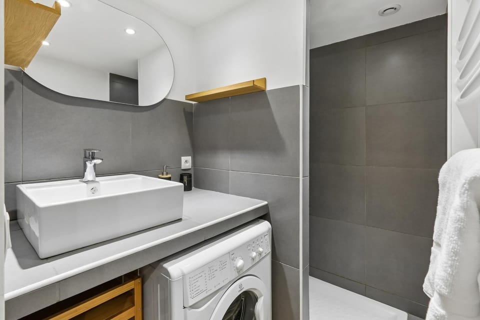 Bathroom, Kitchen or kitchenette, towels, washing machine
