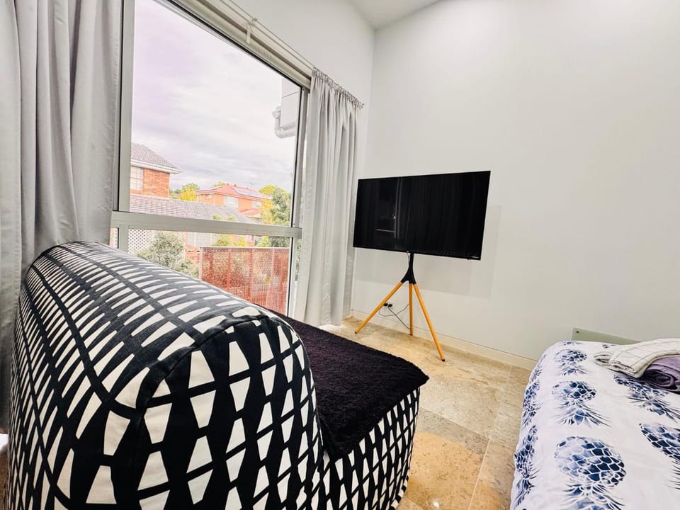 Communal lounge/ TV room, Bed, TV and multimedia, Bedroom