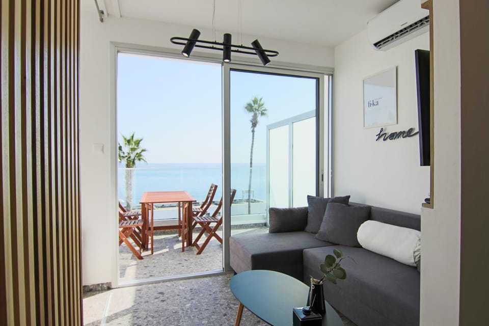 Day, Natural landscape, View (from property/room), Balcony/Terrace, Living room, Seating area, Sea view