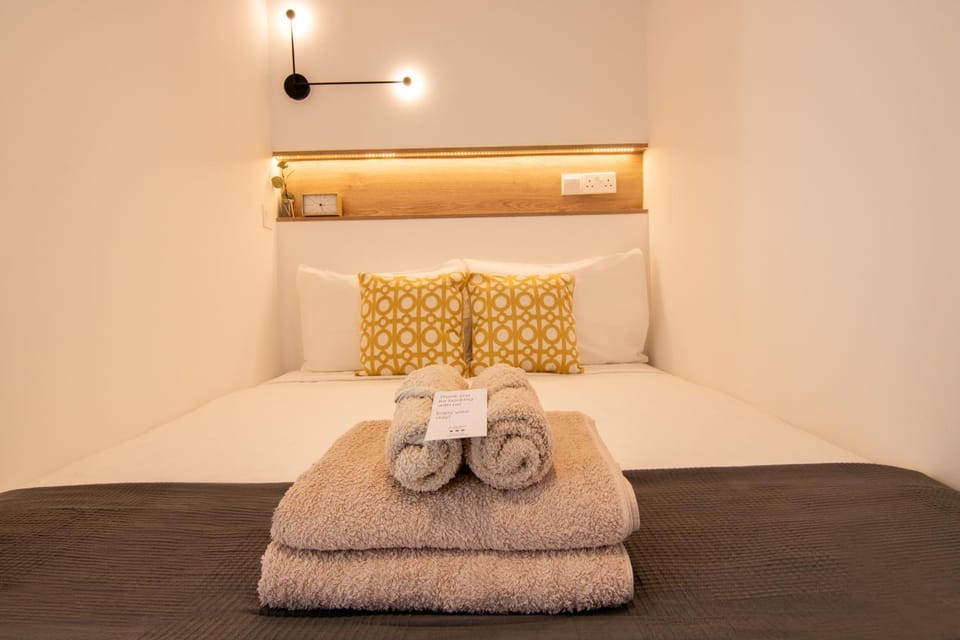 Bed, Bedroom, towels