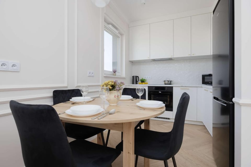 Kitchen or kitchenette, Seating area, Dining area, stove