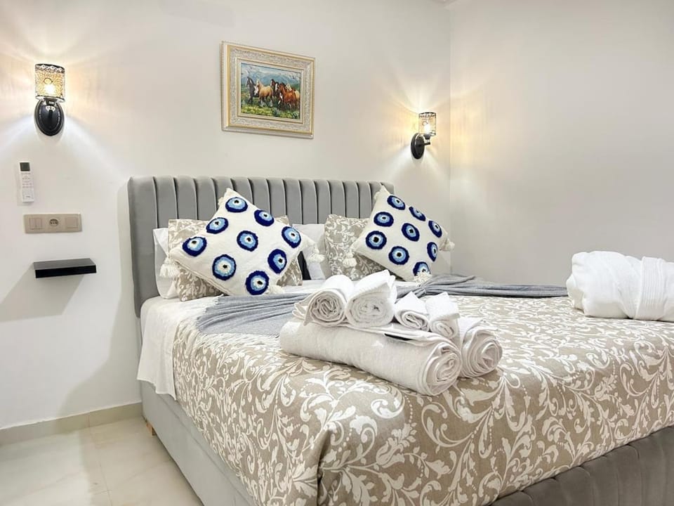 Bed, Photo of the whole room, Bedroom, towels