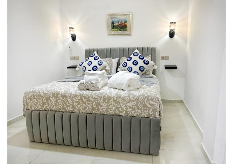 Bed, Bedroom, towels