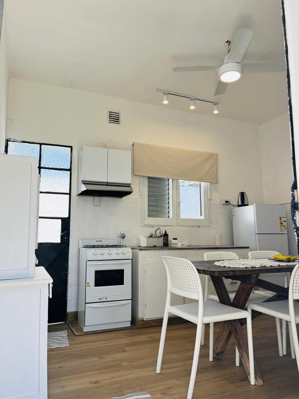 Kitchen or kitchenette, Dining area, oven, pet friendly, stove