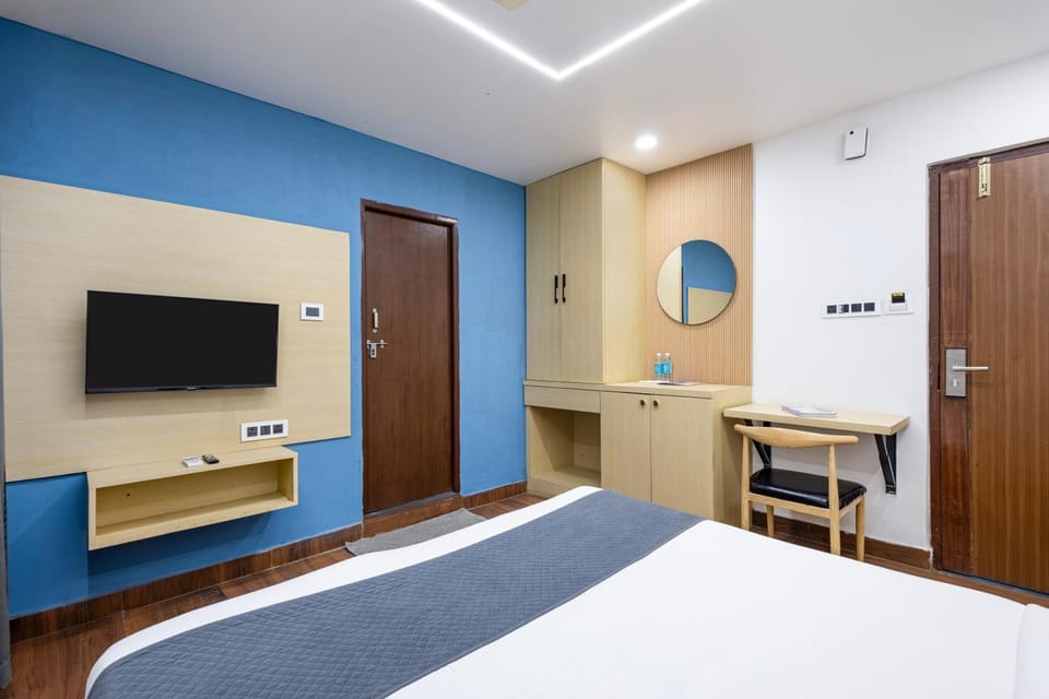 Bed, TV and multimedia, wardrobe