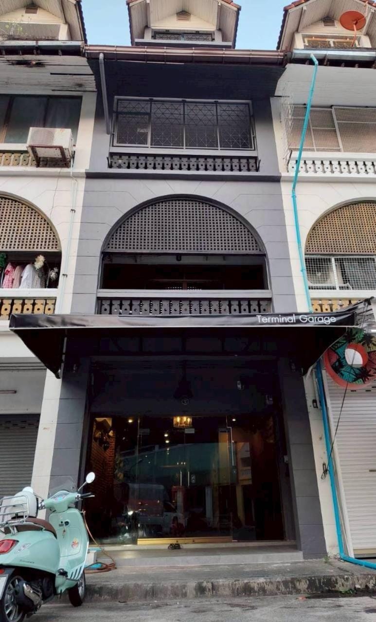 Property building, Facade/entrance, Day