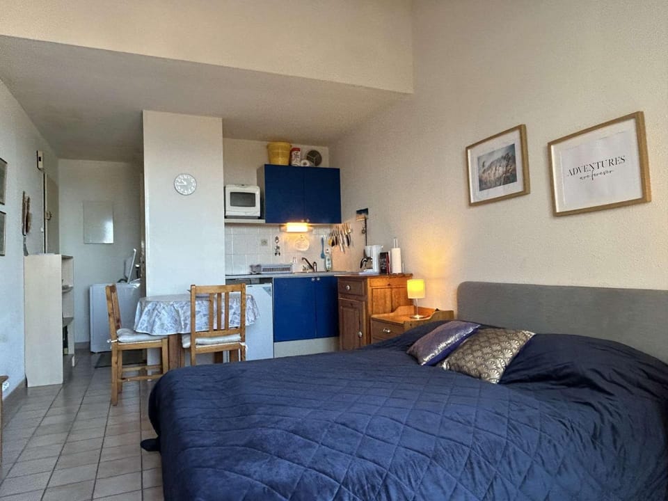Bed, Dining area