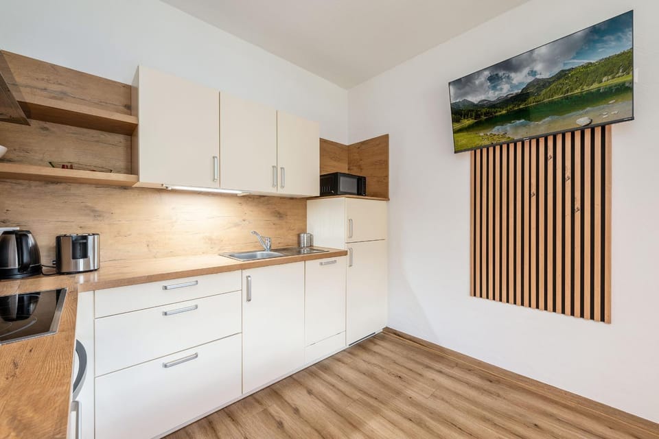 Coffee/tea facilities, Kitchen or kitchenette, stove