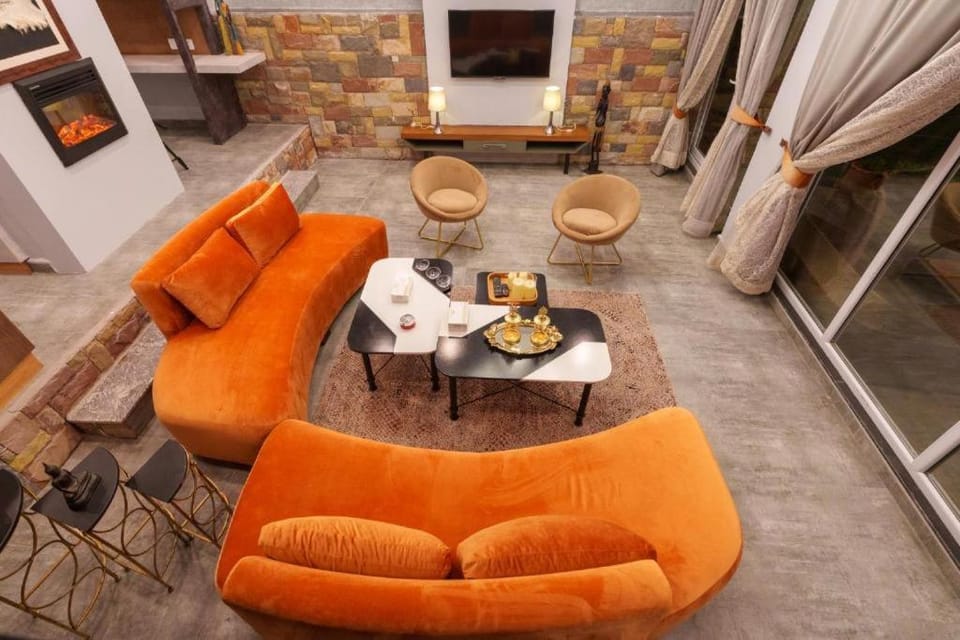 Coffee/tea facilities, Living room, Seating area, Dining area, flat iron