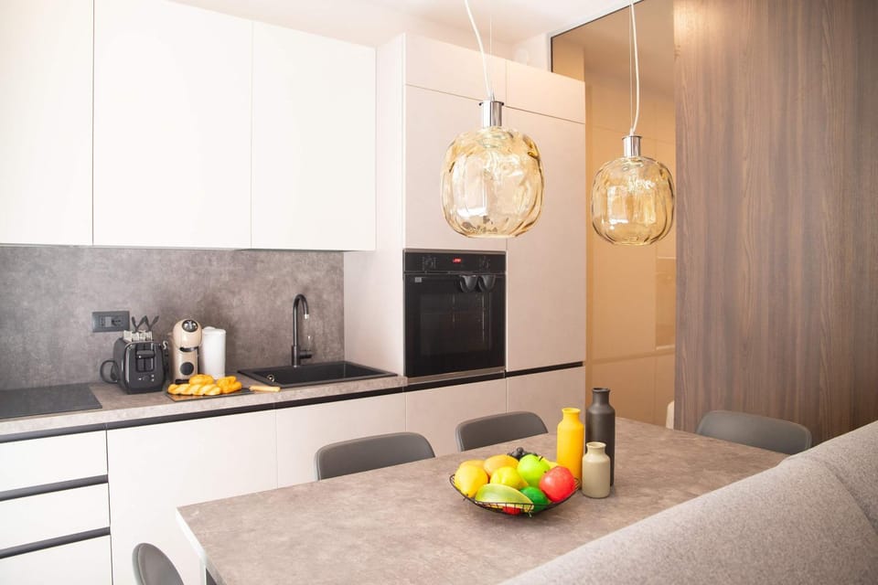 Kitchen or kitchenette, Dining area, oven