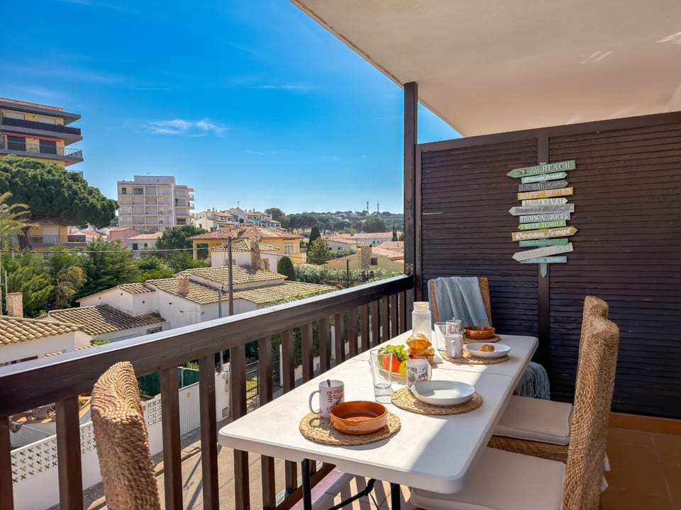 View (from property/room), Balcony/Terrace, Food and drinks, Seating area, City view
