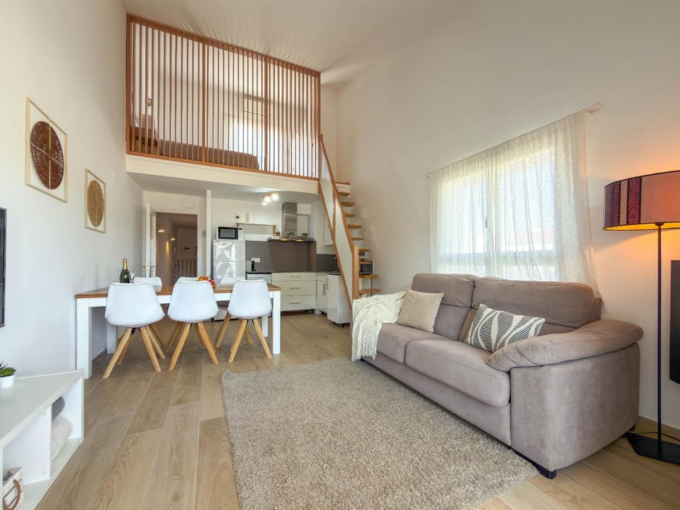 Kitchen or kitchenette, Living room, Seating area, Dining area