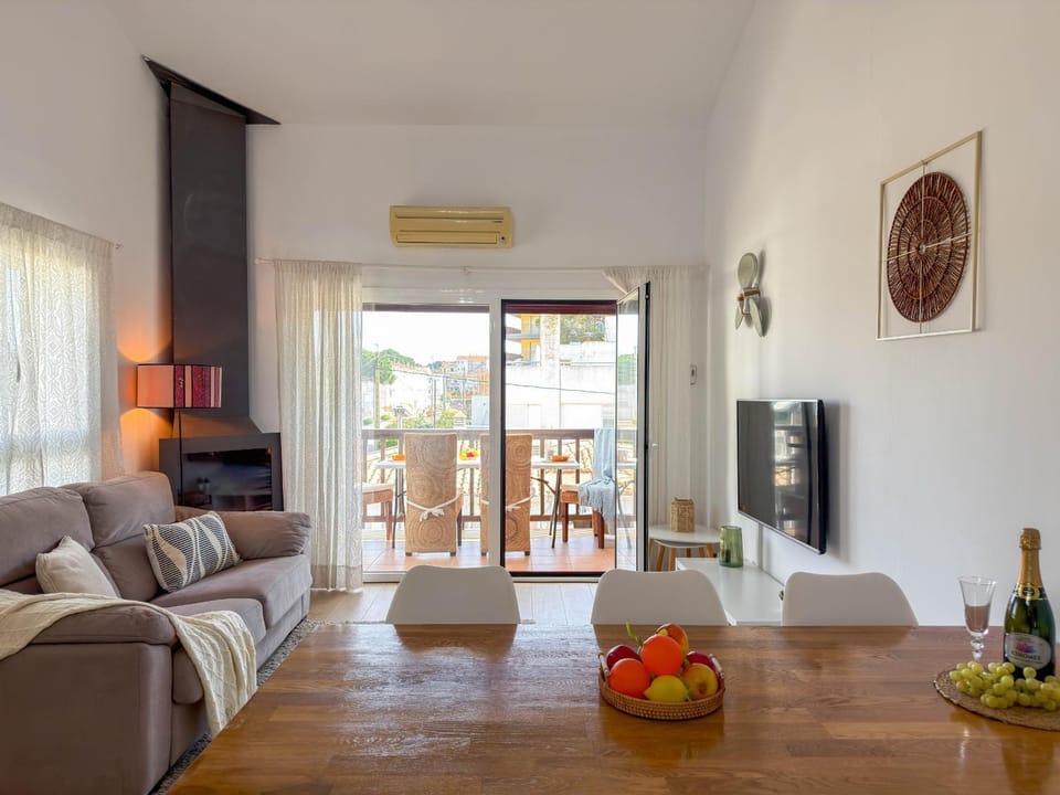 TV and multimedia, Living room, Seating area, Dining area, air conditioner