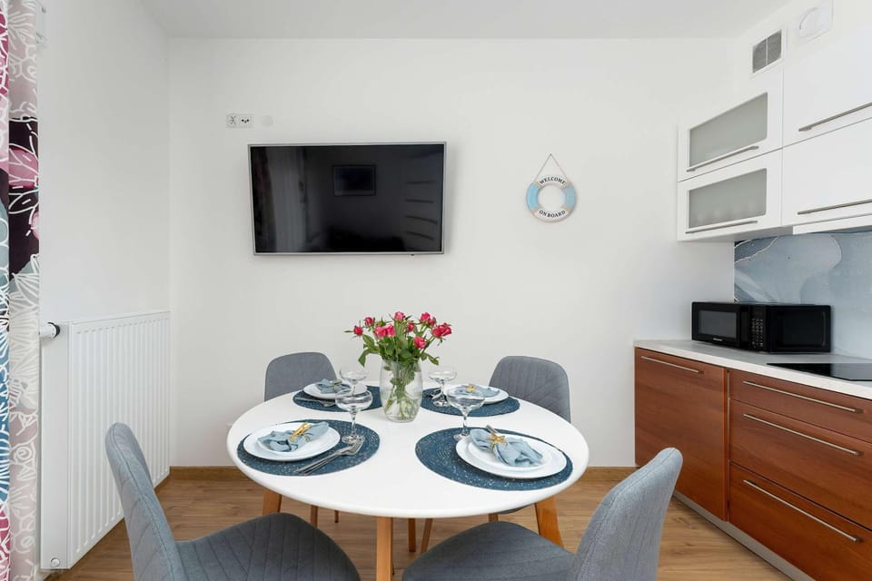 TV and multimedia, Kitchen or kitchenette, Living room, Seating area, microwave