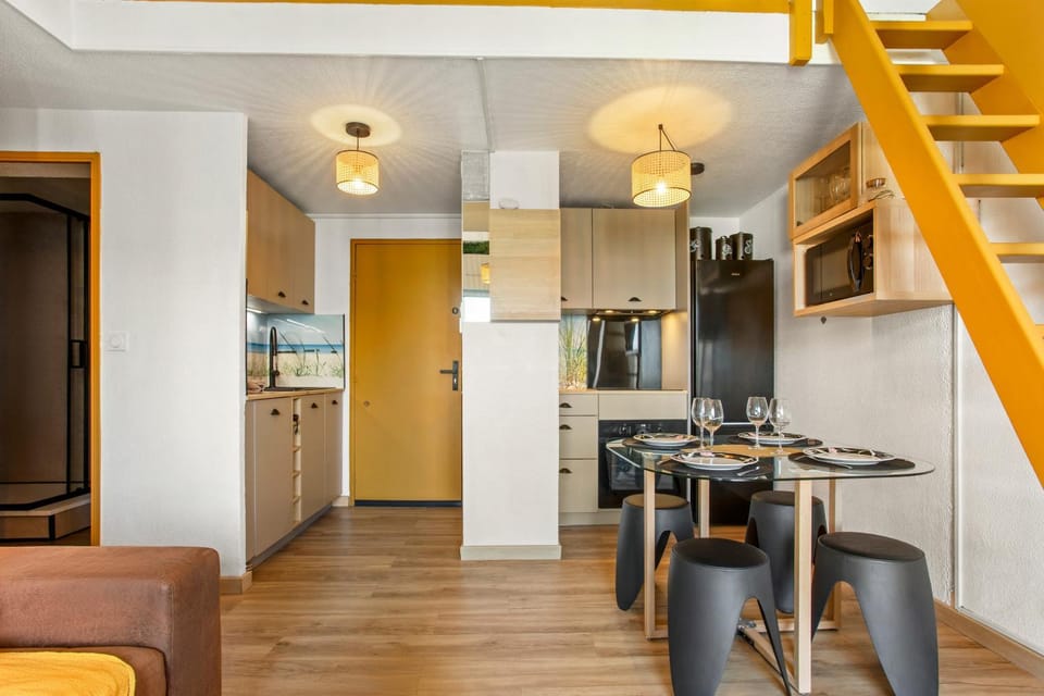Property building, Kitchen or kitchenette, Living room