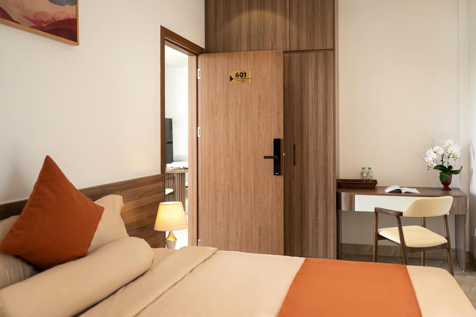 Bed, Seating area, Bedroom, wardrobe