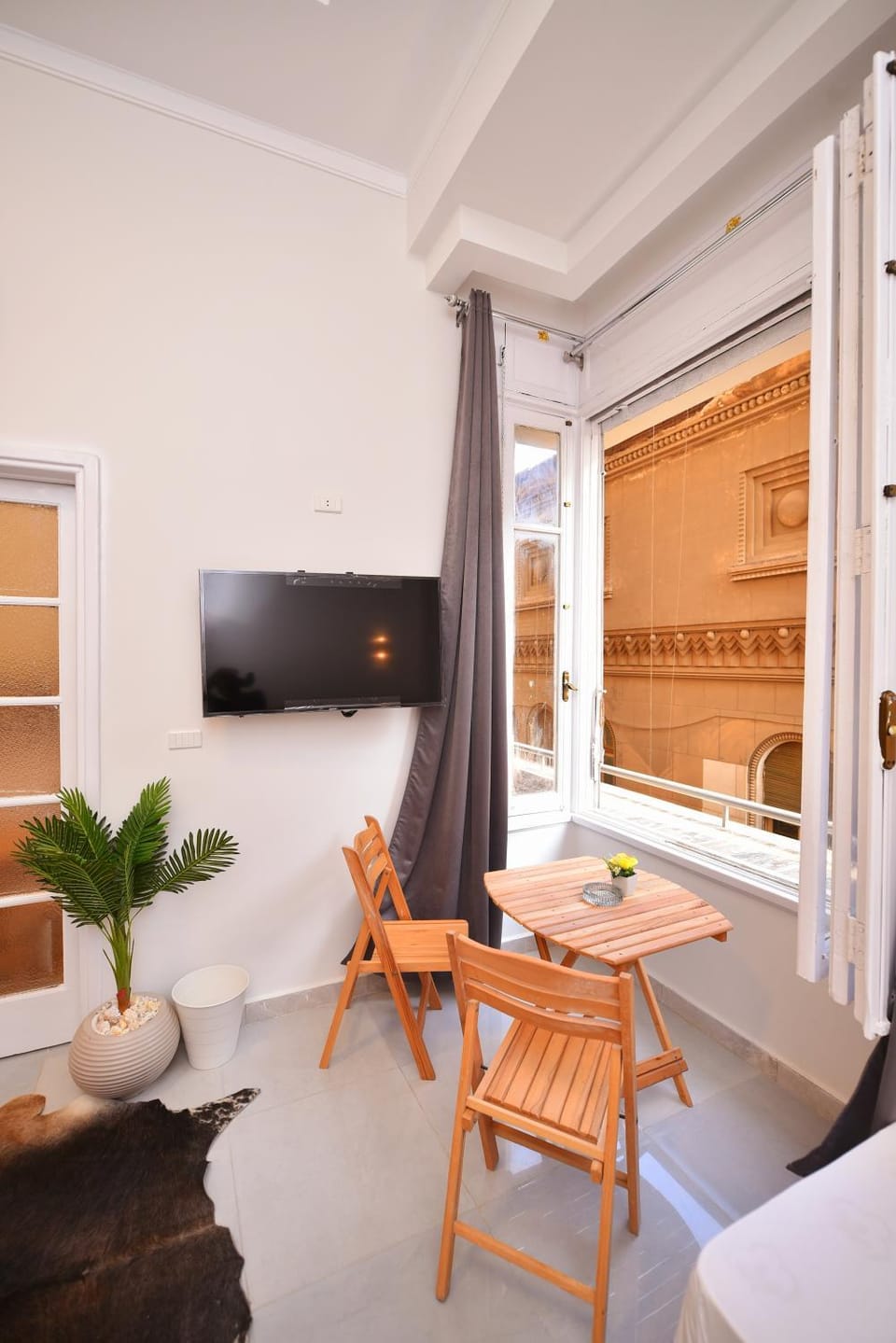 Bed, TV and multimedia, Living room, Photo of the whole room, Seating area, Dining area, Bedroom
