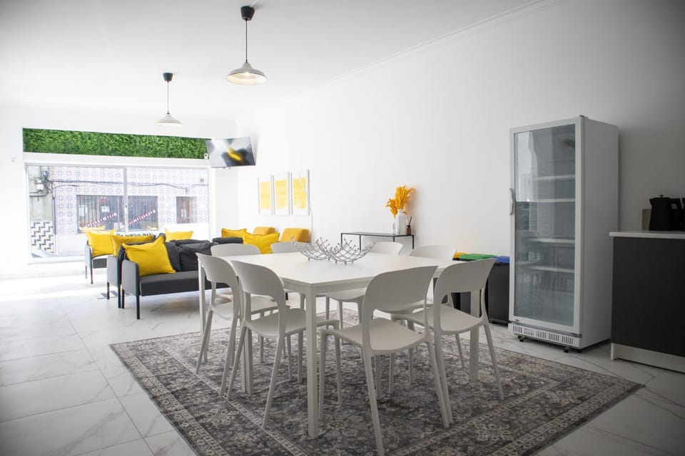 Kitchen or kitchenette, Living room, Seating area, Dining area, oven