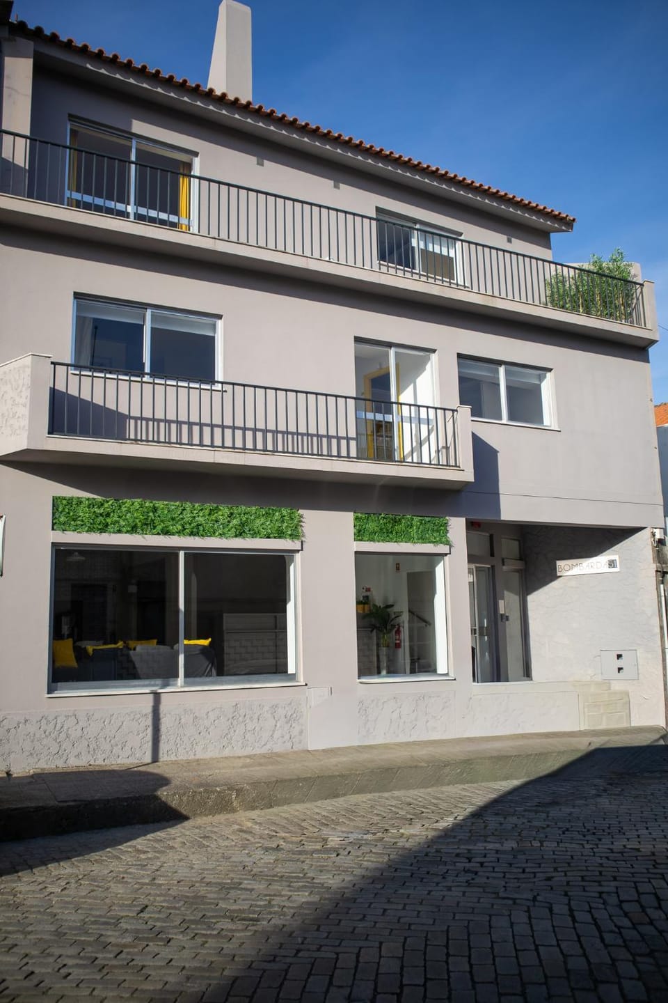 Property building, Facade/entrance, Parking, acessibility