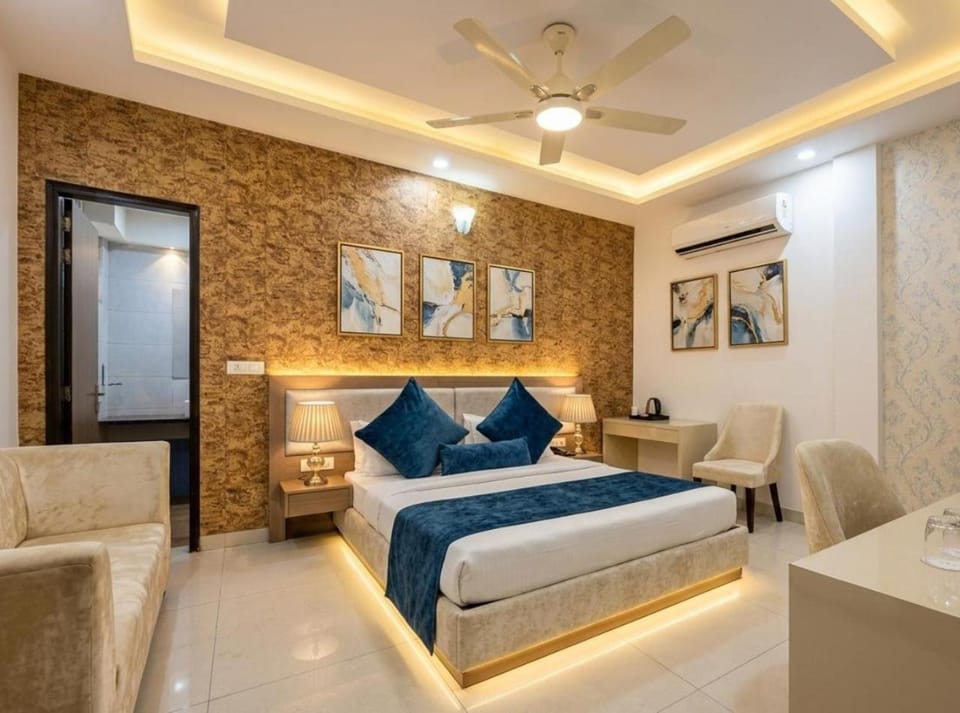 Bed, Living room, Photo of the whole room, Seating area, Bedroom, fireplace