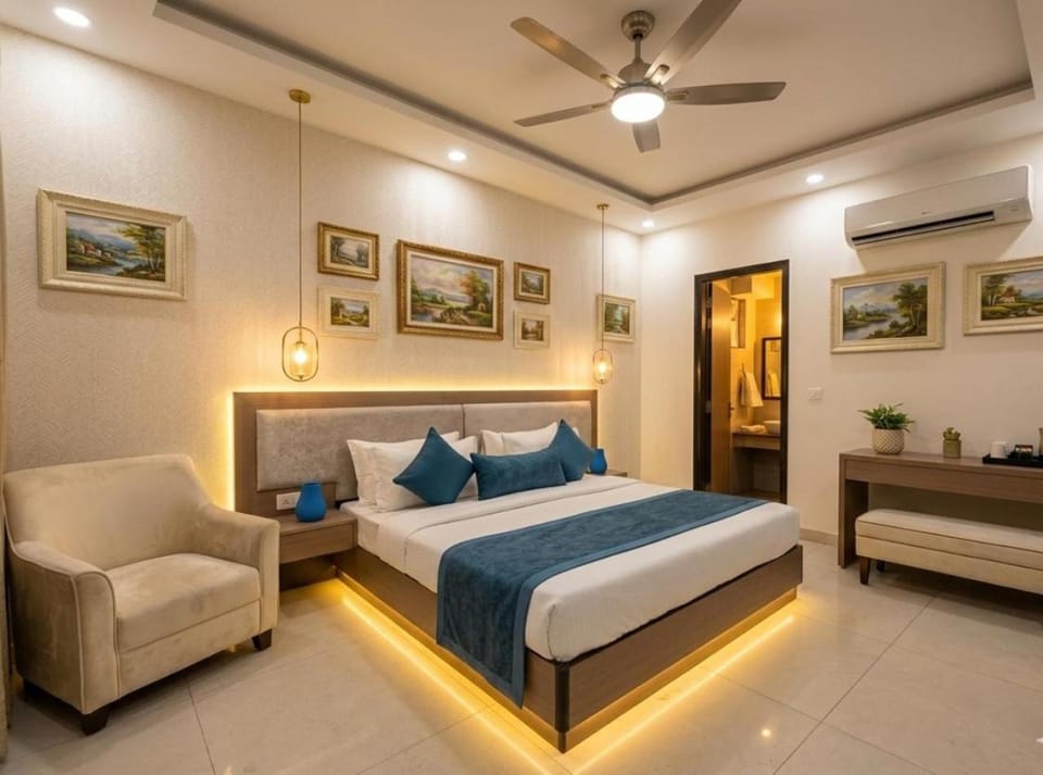 Bed, TV and multimedia, Living room, Photo of the whole room, Seating area, Bedroom, fireplace, air conditioner