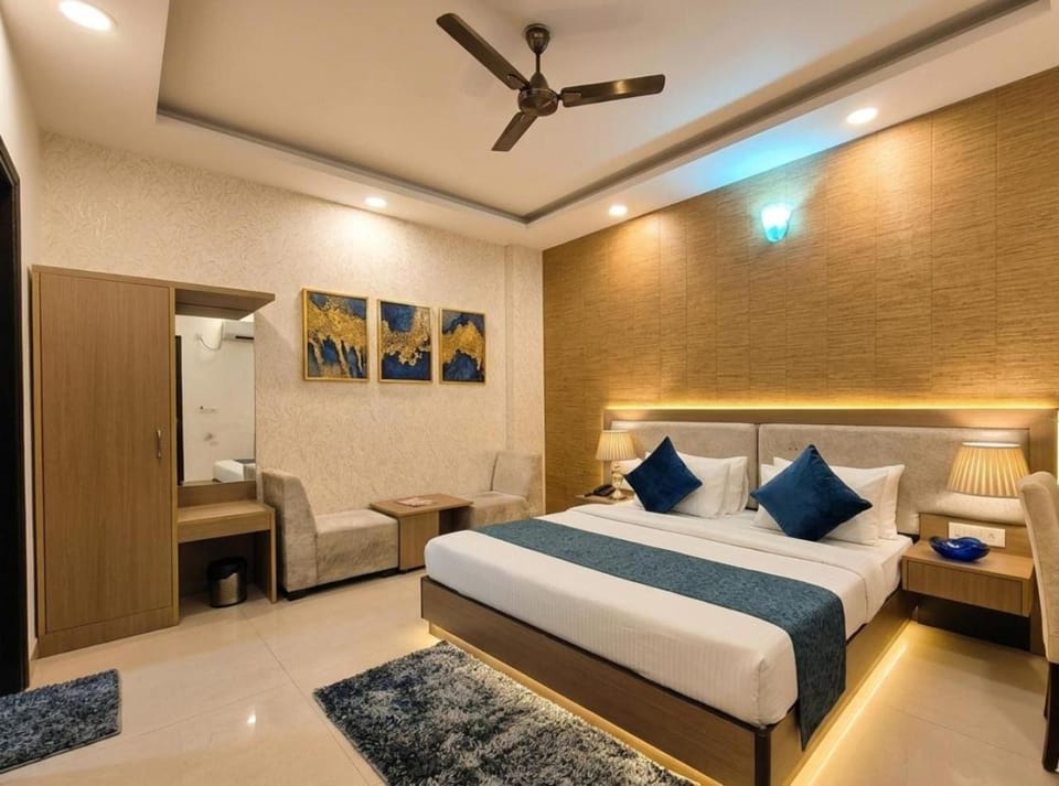 Bed, TV and multimedia, Living room, Photo of the whole room, Seating area, Bedroom, fireplace, wardrobe, air conditioner