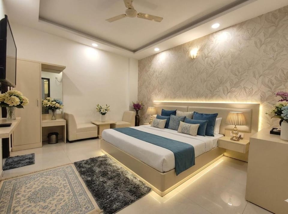 Bed, TV and multimedia, Living room, Photo of the whole room, Seating area, Bedroom, fireplace