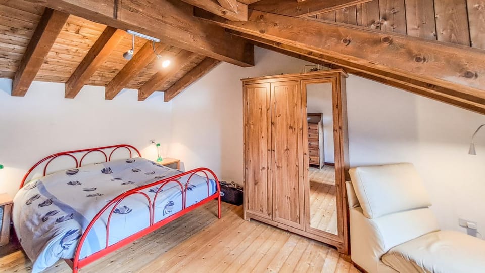 Photo of the whole room, Bedroom, wardrobe