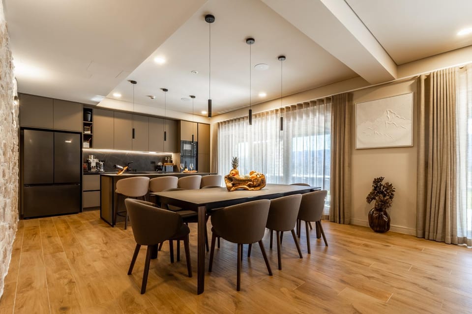 Kitchen or kitchenette, Food and drinks, Dining area, oven, stove
