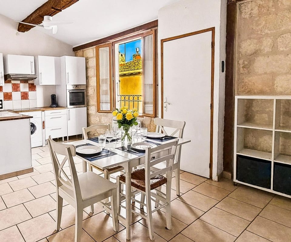 Kitchen or kitchenette, Dining area