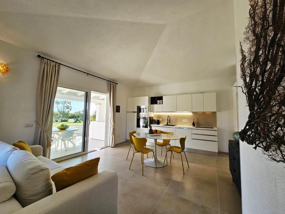 Kitchen or kitchenette, Living room, Dining area, oven