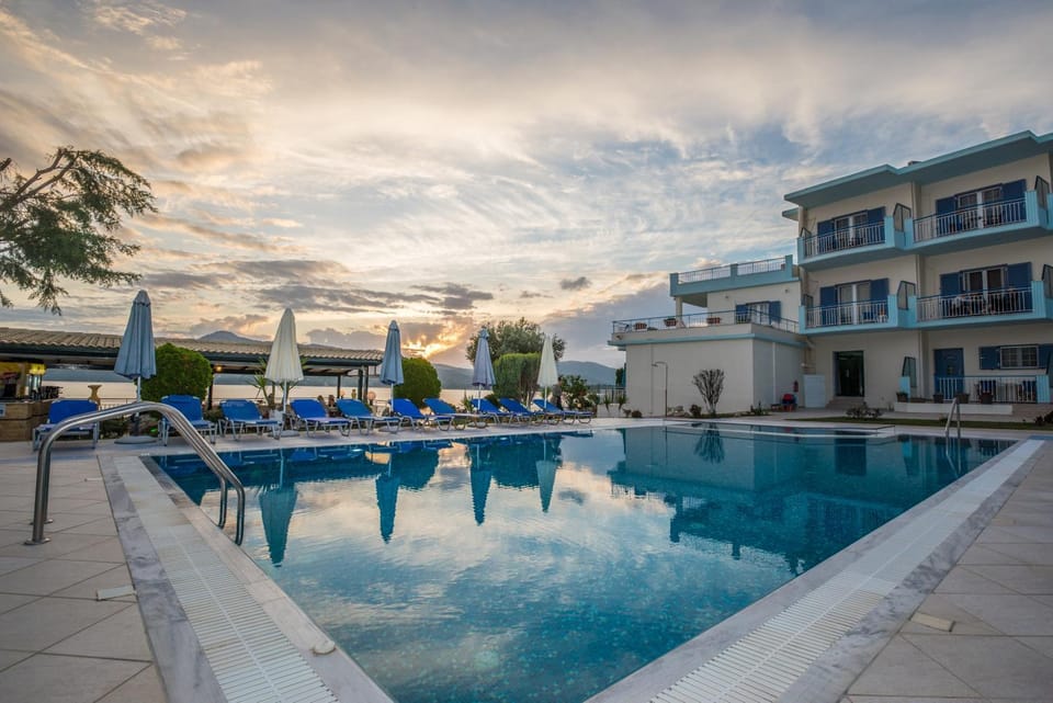 Day, Swimming pool, sunbed