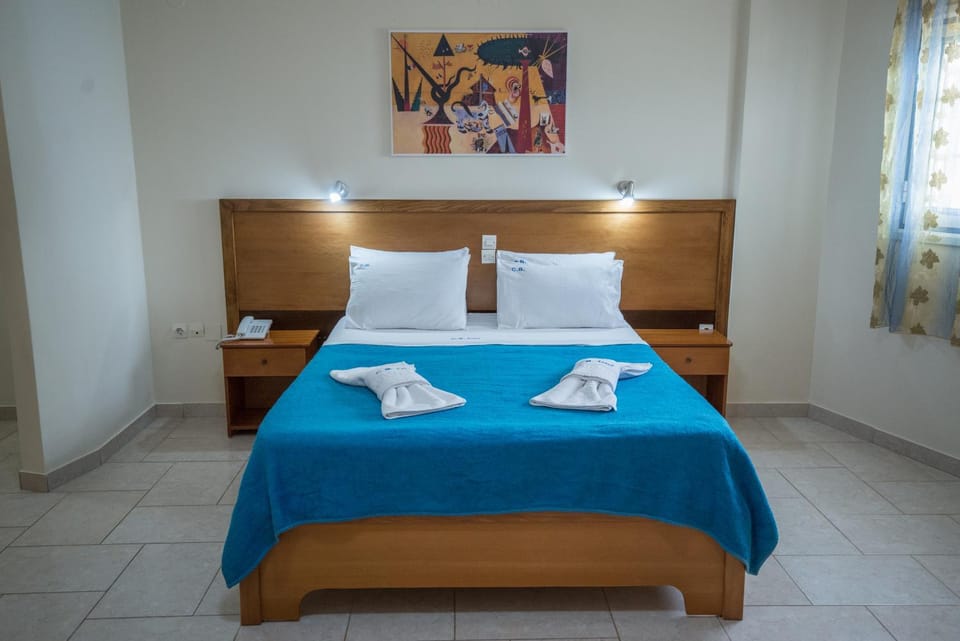 Shower, Toilet, Bed, Bedroom, Pool view, Sea view, Location, locker