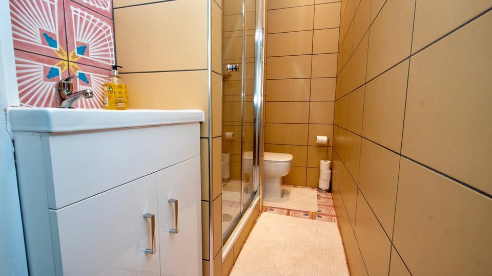 Shower, Toilet