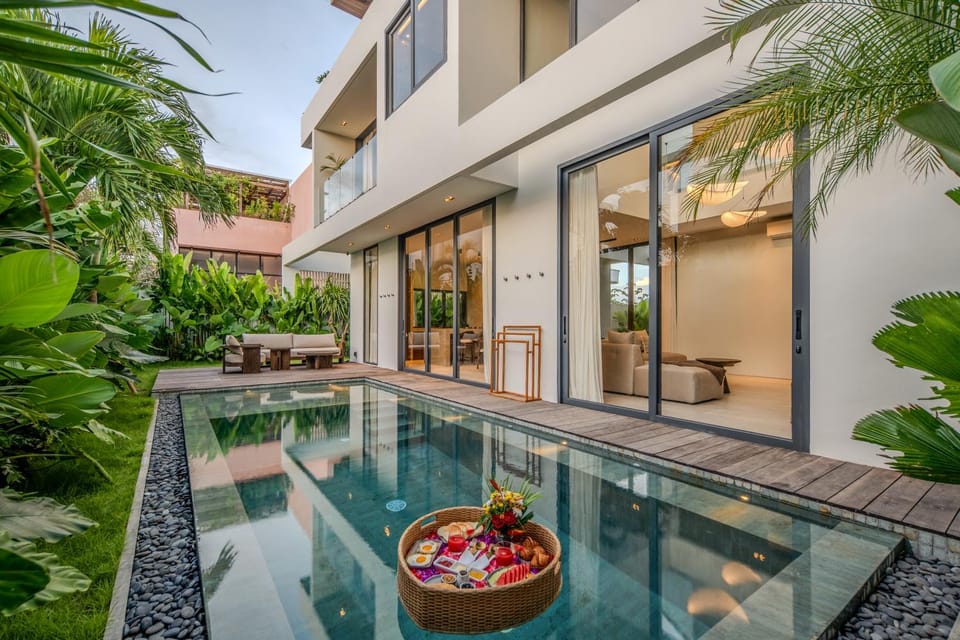 Property building, Day, Garden, Pool view, Swimming pool