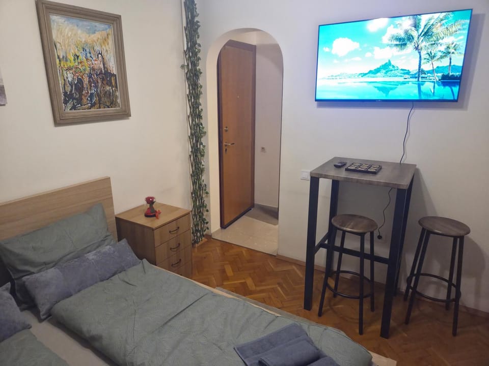 TV and multimedia, Living room, Photo of the whole room, Bedroom