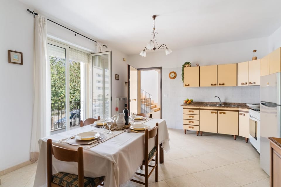 Property building, Kitchen or kitchenette, Living room