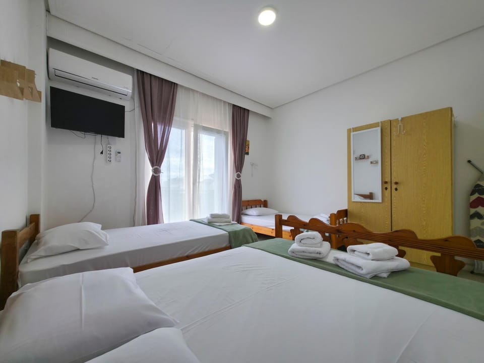 Bed, TV and multimedia, Photo of the whole room, Bedroom, towels, wardrobe, air conditioner