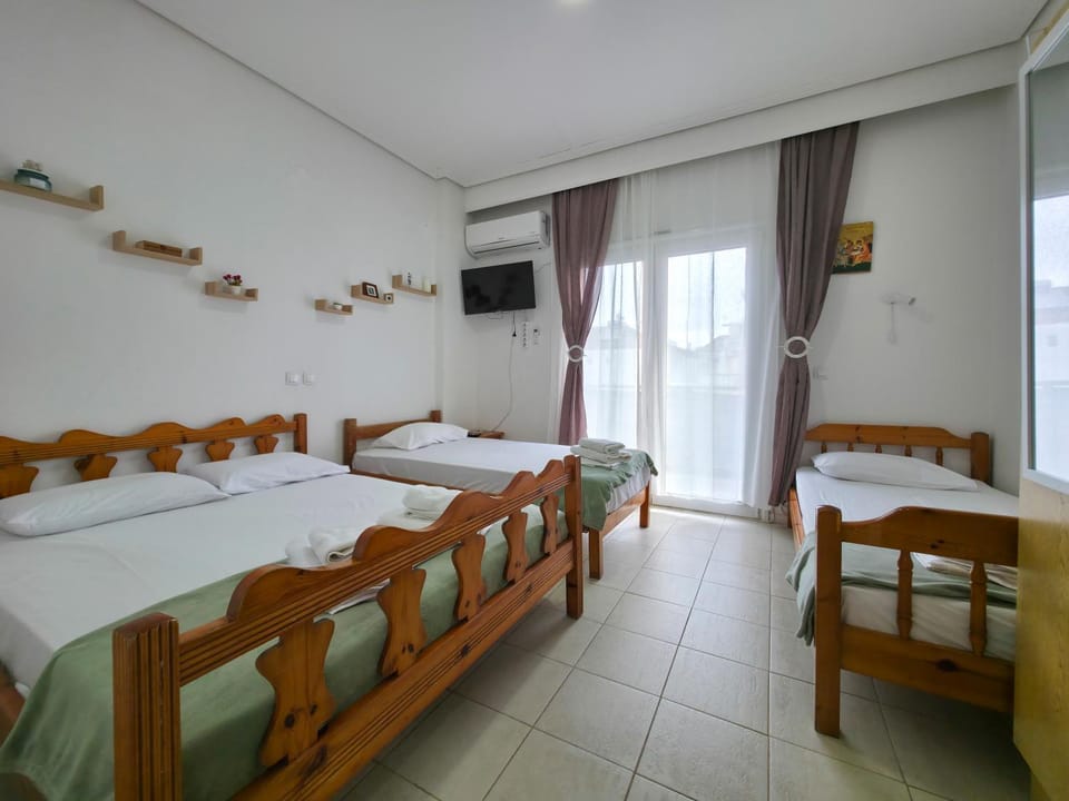 Bed, TV and multimedia, Photo of the whole room, Bedroom, towels