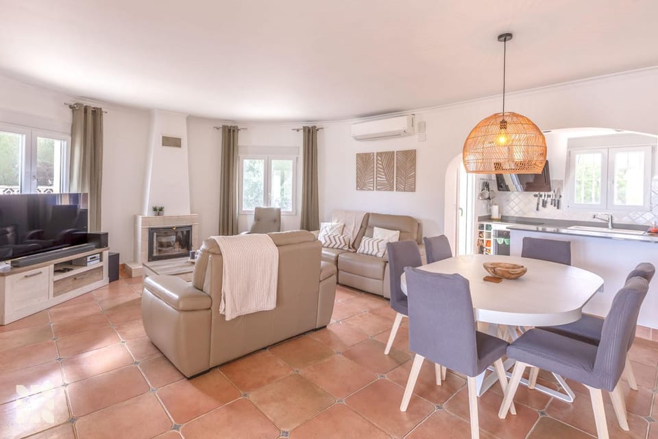 Communal lounge/ TV room, TV and multimedia, Kitchen or kitchenette, Living room, Seating area, Dining area