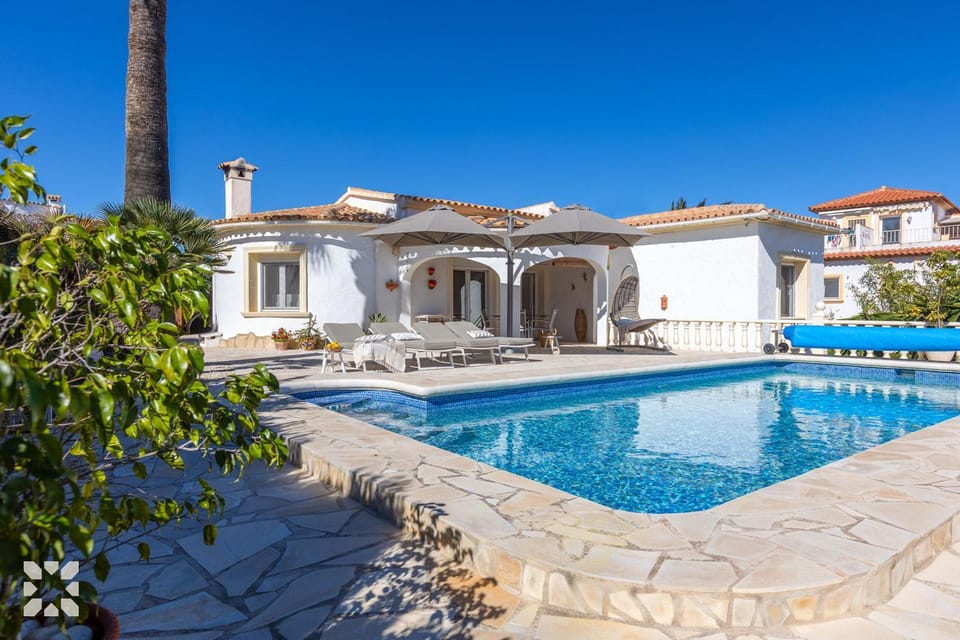 Property building, Day, Pool view, Swimming pool, sunbed